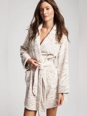 New Soma Plush Short Robe
Zebra Zen Gray Glass Robe XXL NWT